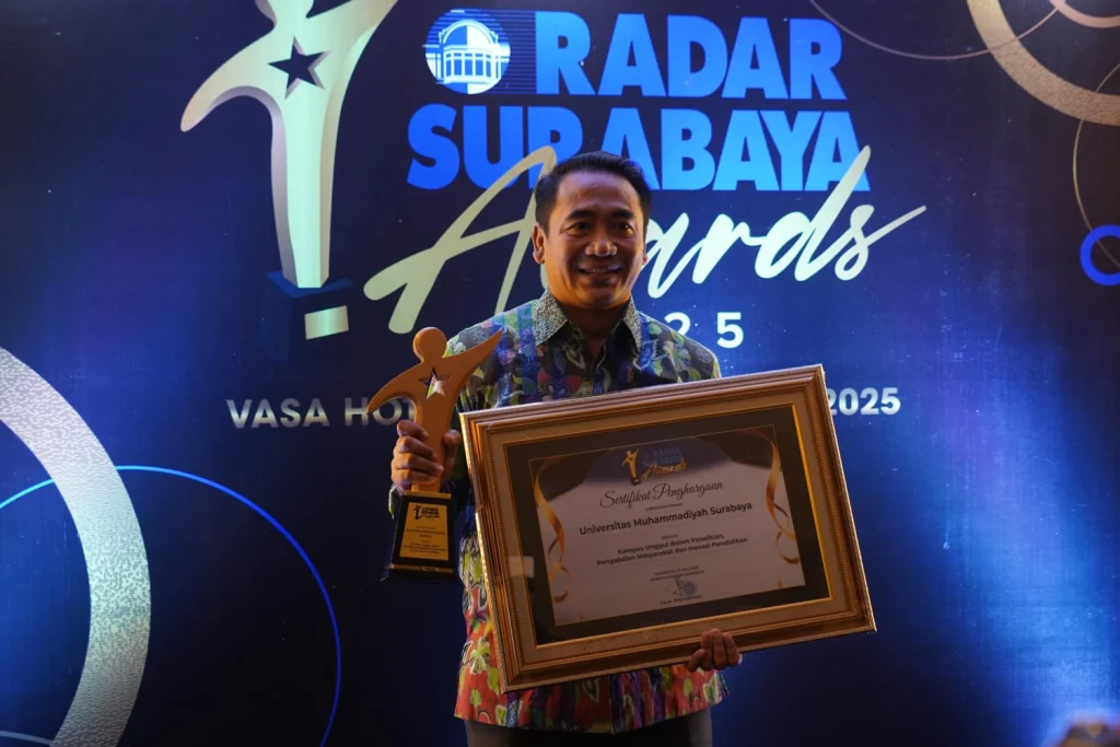 UM Surabaya Terima Penghargaan Kampus Terbaik di Bidang Riset dan Pengabdian Masyarakat dari Radar Surabaya Awards
