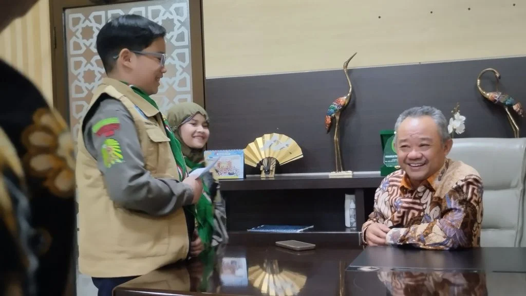 Momen Hangat dan Penuh Canda: Warcil Mudipat Bertemu Mendikdasmen