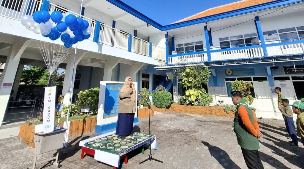 60 Tahun Menyinari: MI Muhammadiyah 1 Gumeno Lepas Balon Harapan sebagai Simbol Semangat Baru