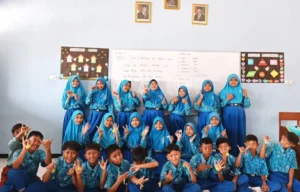 Kreativitas Siswa Tak Terbatas: Mahasiswa PGSD Ajak Anak Belajar Menjahit dengan Gembira