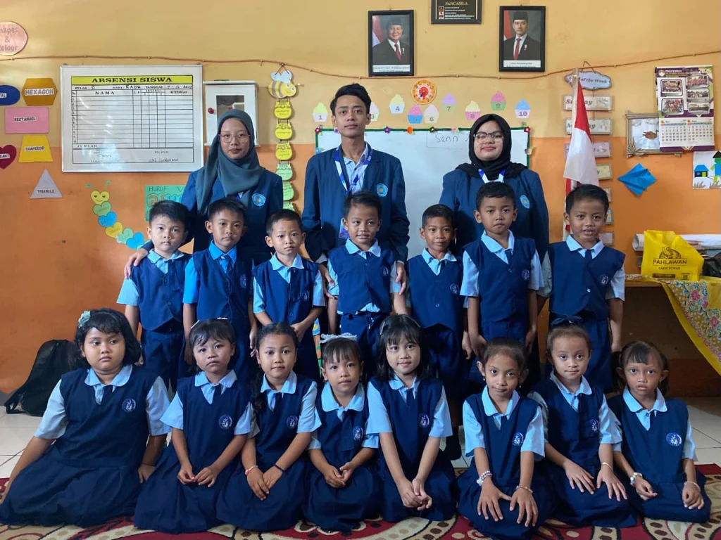 Mahasiswa KKN 18 UMG 2025 Kenalkan Bahasa Inggris di TK DWP Pinggir Lewat Media Visual dan Cerita Bergambar