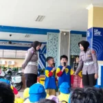 Siswa Kelas 2 Sekolah Kreatif 20 Belajar Aturan Lalin di Ditlantas Polda Jatim