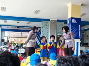 Siswa Kelas 2 Sekolah Kreatif 20 Belajar Aturan Lalin di Ditlantas Polda Jatim