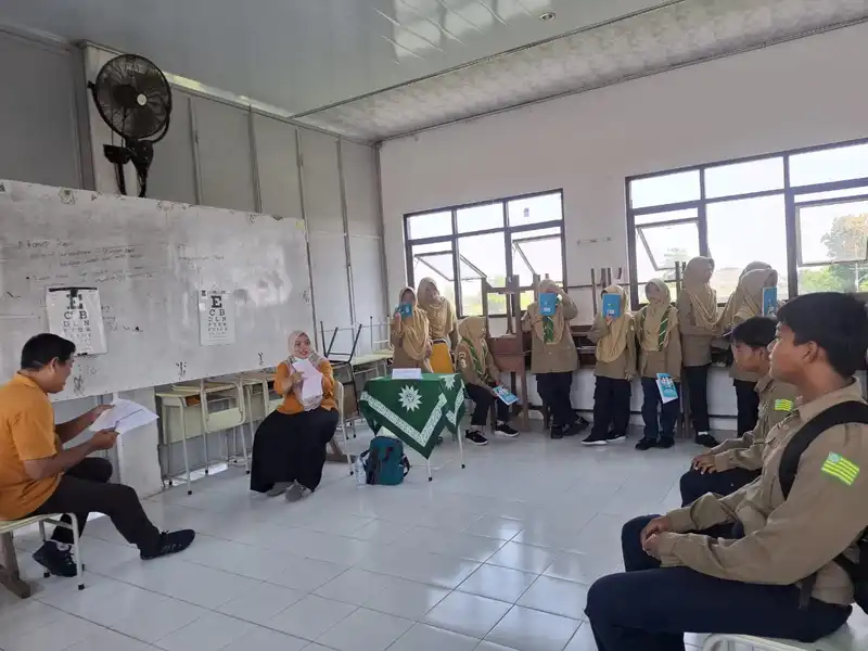 Cek kesehatan gratis SMP Muhammadiyah 8 Gresik (Foto: Linda Nur Fitria/PWMU.CO)