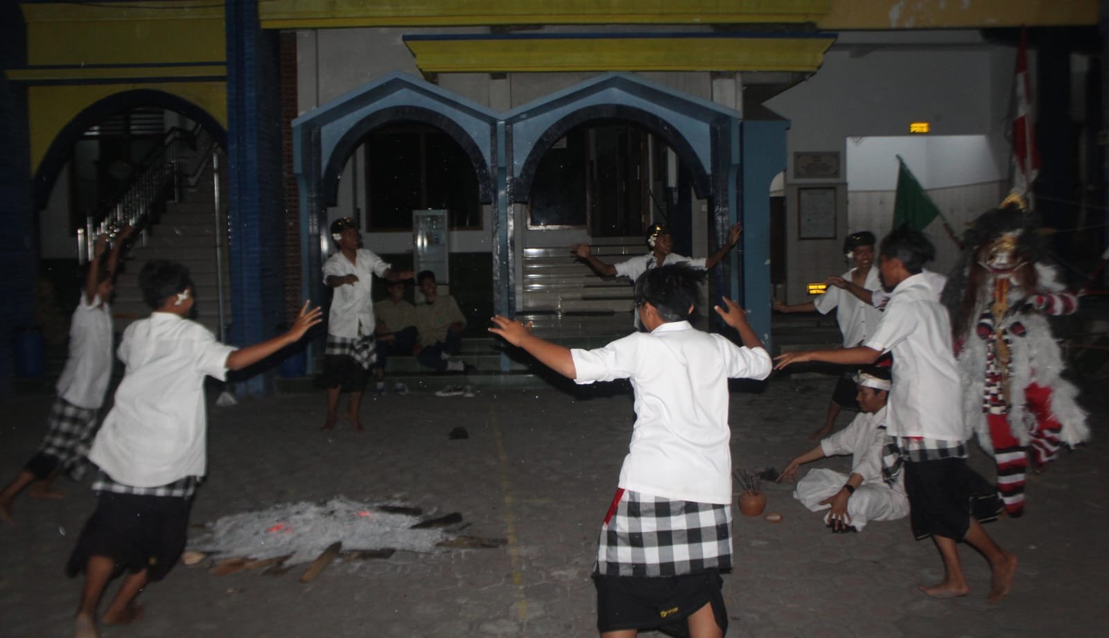 Tari Kecak with Barong Bali PR IPM SMP Muhammadiyah 22 Mantup Tutup Malam Api Unggun dengan Meriah