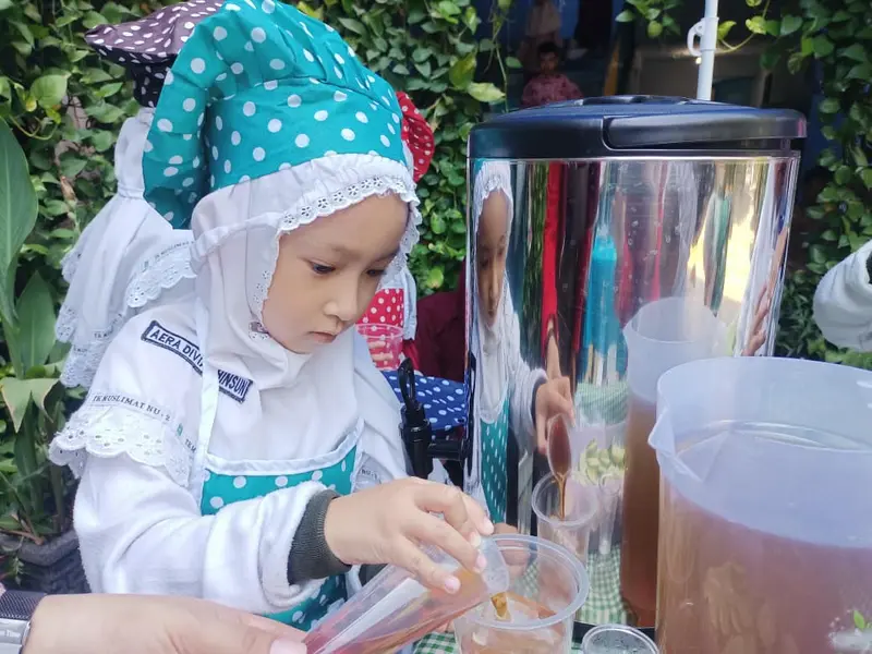 Salah satu murid dari TK B belajar meracik lemon tea pada kegiatan mini cafe (Foto: Aida Syaa'an N/PWMU.CO)