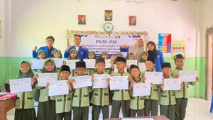 Mahasiswa Unmuh Jember Ajak Anak MI Al-Hamidi Jadi Cerdas Finansial Sejak Dini