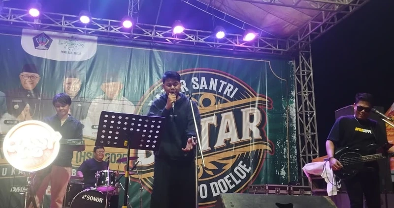 Guru SMK Muhammadiyah 1 Blitar tampil memukau di panggung hiburan Music Festival, menambah semarak Bazar Jadoel Santri PCNU Kabupaten Blitar 2025 di Wlingi (Foto: Wahyu/PWMU.CO)