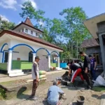 Pramuka SMK Muhammadiyah Bobotsari Gotong Royong Membangun Jembatan Musala At-Taqwa