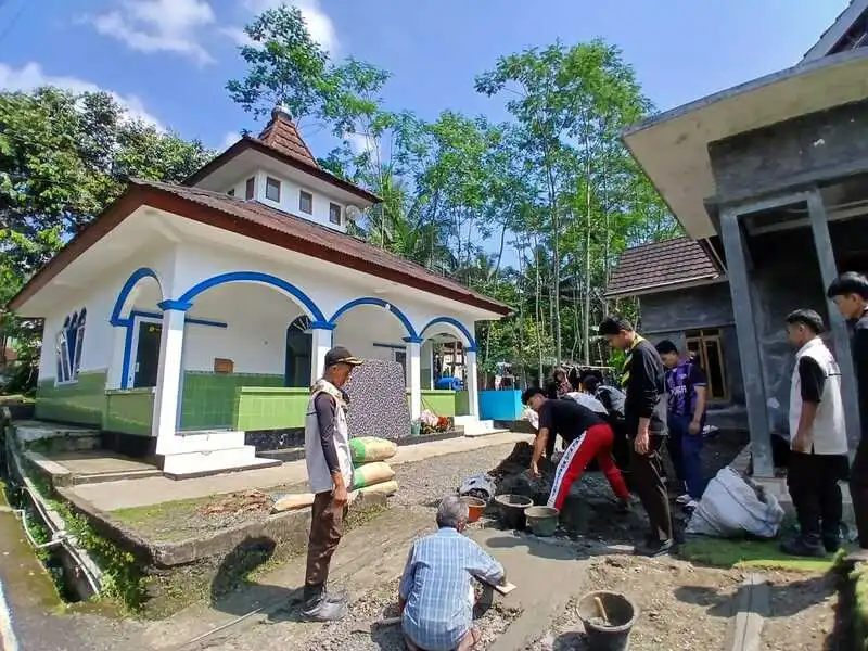 Pramuka SMK Muhammadiyah Bobotsari Gotong Royong Membangun Jembatan Musala At-Taqwa