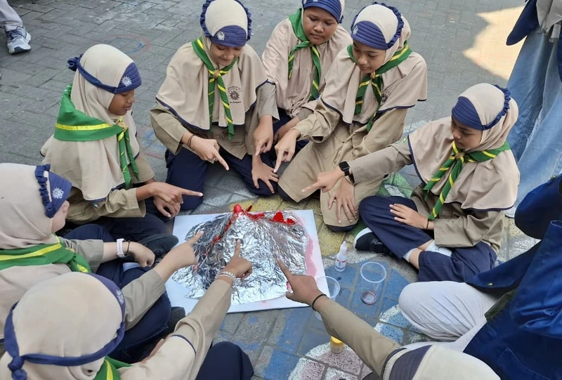Eksperimen simulasi gunung vulkanik (Foto: Istimewa/PWMU.CO)