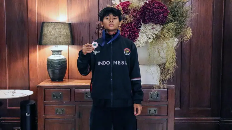 Ramadhan Harits Kuswara foto bersama medali (Foto: Istimewa/PWMU.CO)
