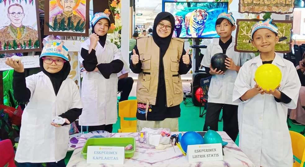 Eksperimen Seru Anak Kreatif Muhammadiyah 16 Menarik Perhatian Pengunjung Mall