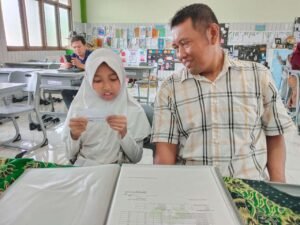 Kala Terima Rapor, Kejutan Surat Cinta itu Berbuah Haru