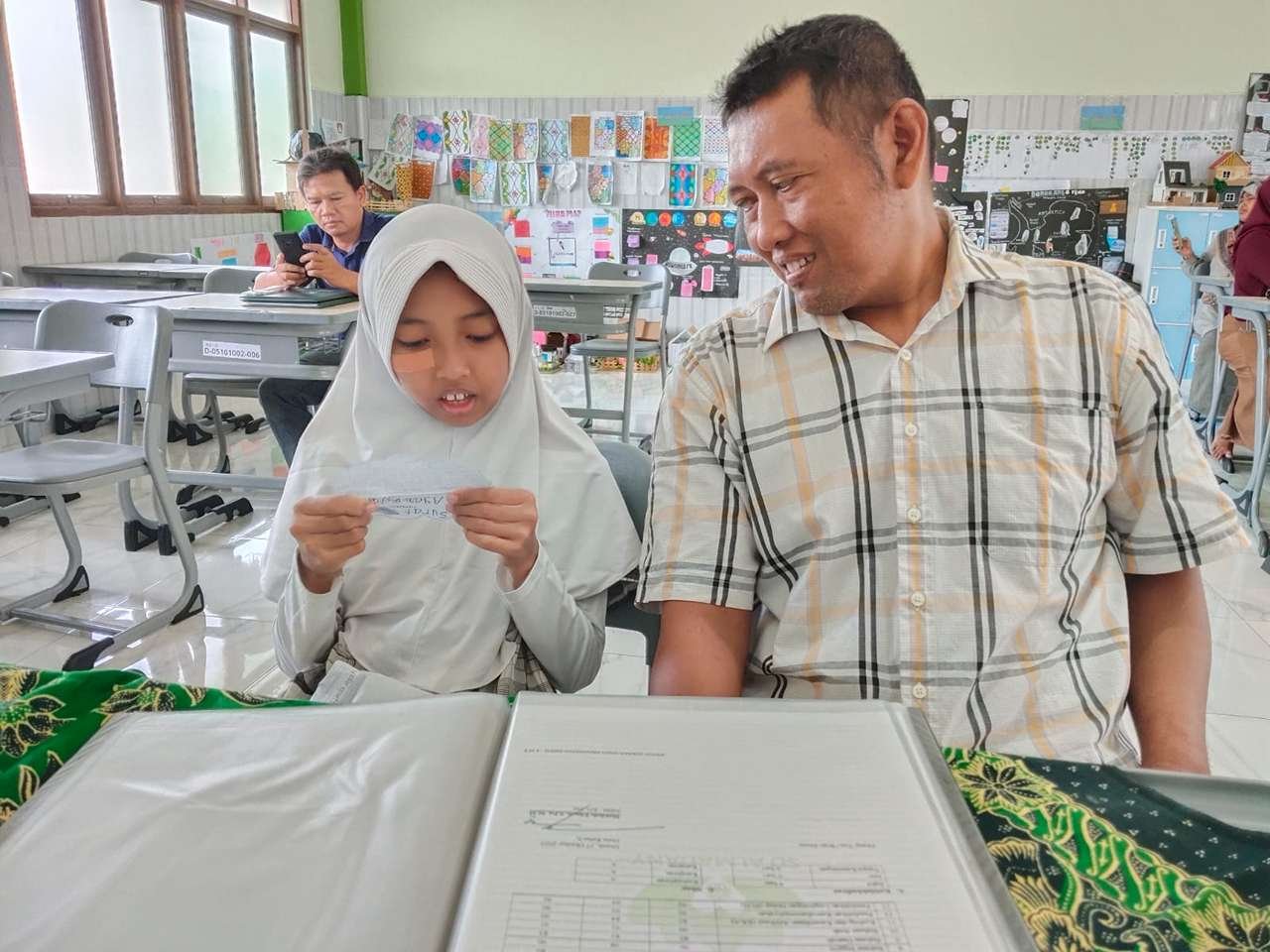 Kala Terima Rapor, Kejutan Surat Cinta itu Berbuah Haru