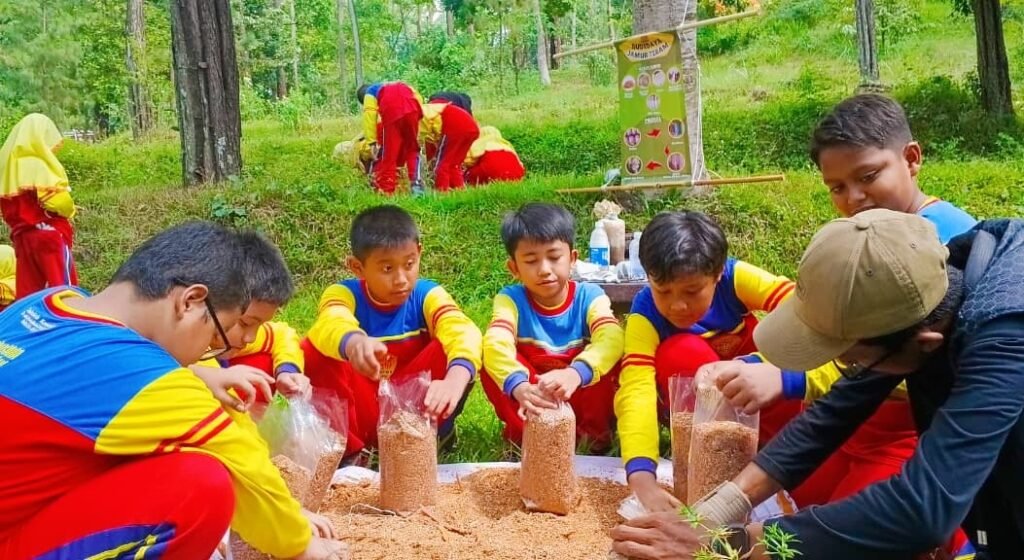 Outbound Learning Sekolah Kreatif SD Muhammadiyah 16 Latih Siswa Kerja Sama dan Peduli Lingkungan