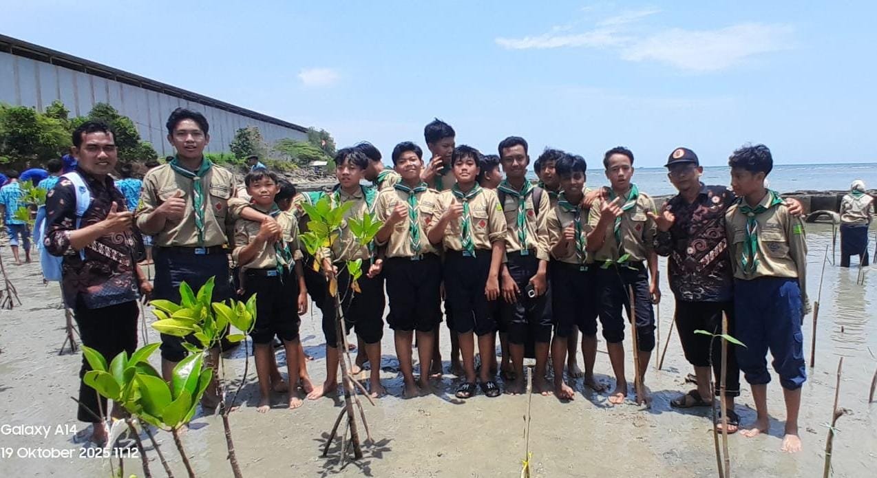 IPM MadtsaMutu Pondok Modern Paciran Adakan Kegiatan Penanaman Mangrove