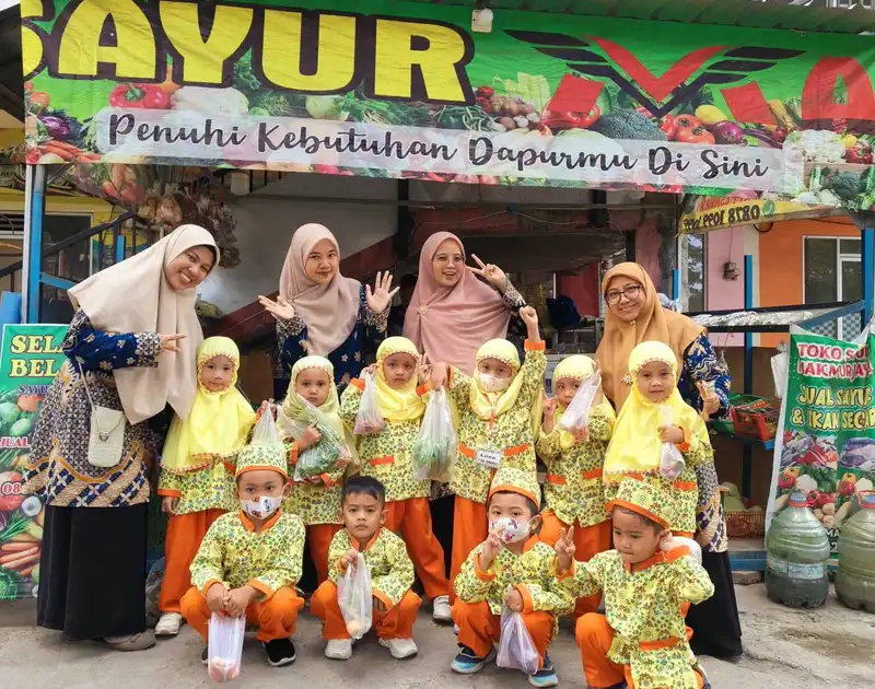 Asyiknya Belanja Sayuran, Siswa KB ABA 38 Driyorejo Kunjungi Pasar Tradisional