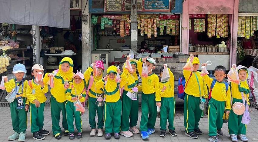 Belajar Bertransaksi, 67 Siswa TK ABA 38 Kota Baru Driyorejo Kunjungi Pasar Tradisional