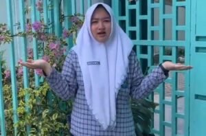 Salah satu siswi peserta pelatihan, membuat video konten dakwah (Istimewa/PWMU.CO)