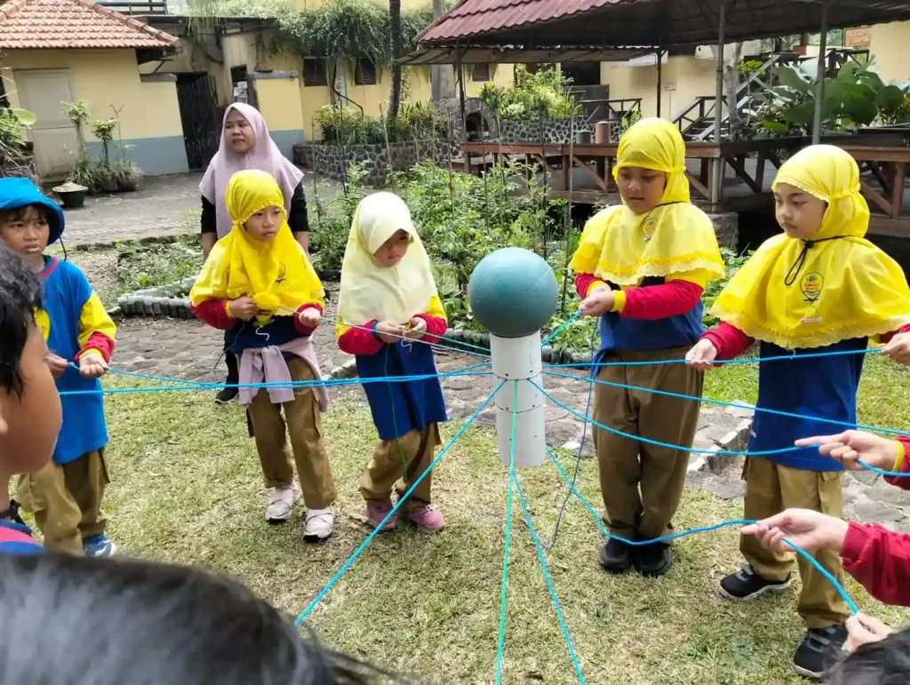 Siswa Kelas 2 Sekolah Kreatif SDM 20 Gelar Outbond di PPLH Mojokerto