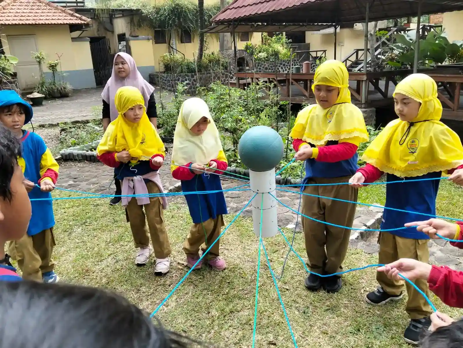 Siswa Kelas 2 Sekolah Kreatif SDM 20 Gelar Outbond di PPLH Mojokerto