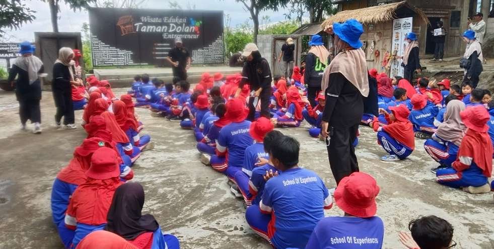 Belajar dan Bermain, Siswa SD Almadany Outbound di Taman Dolan