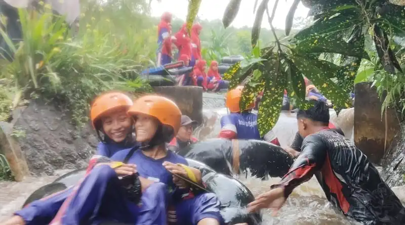 Siswa SD Almadany Antusias Jelajahi Arus River Tubing Batu
