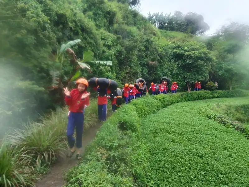 Siswa SD Almadany Antusias Jelajahi Arus River Tubing Batu