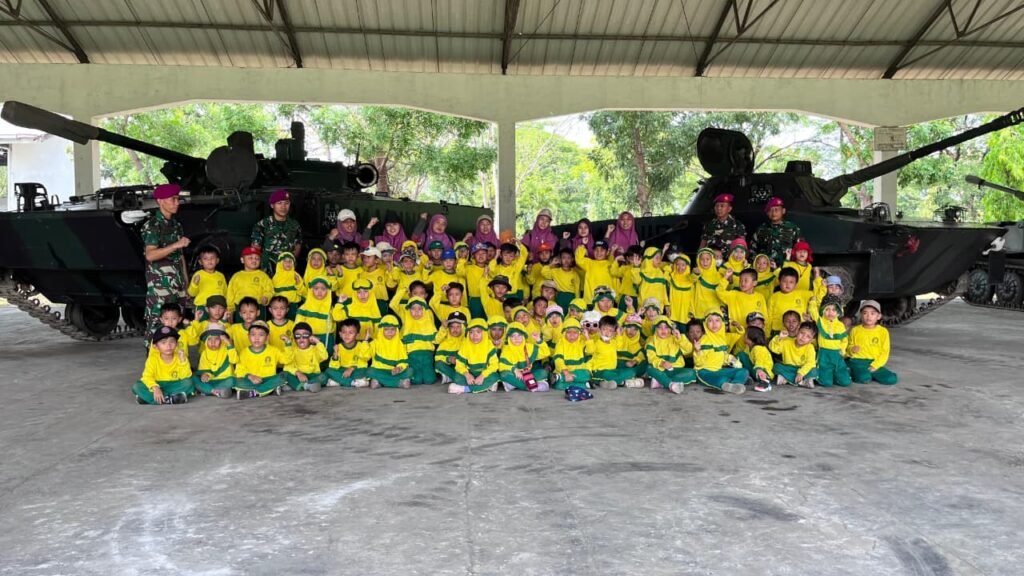 Latih Keberanian dan Wawasan, Siswa TK ABA 38 Driyorejo Berkunjung ke Batalyon Tank