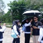 Hunting Tourist! Siswa ICP SMP Muhammadiyah PK Asah Public Speaking Berbahasa Inggris di Candi Borobudur