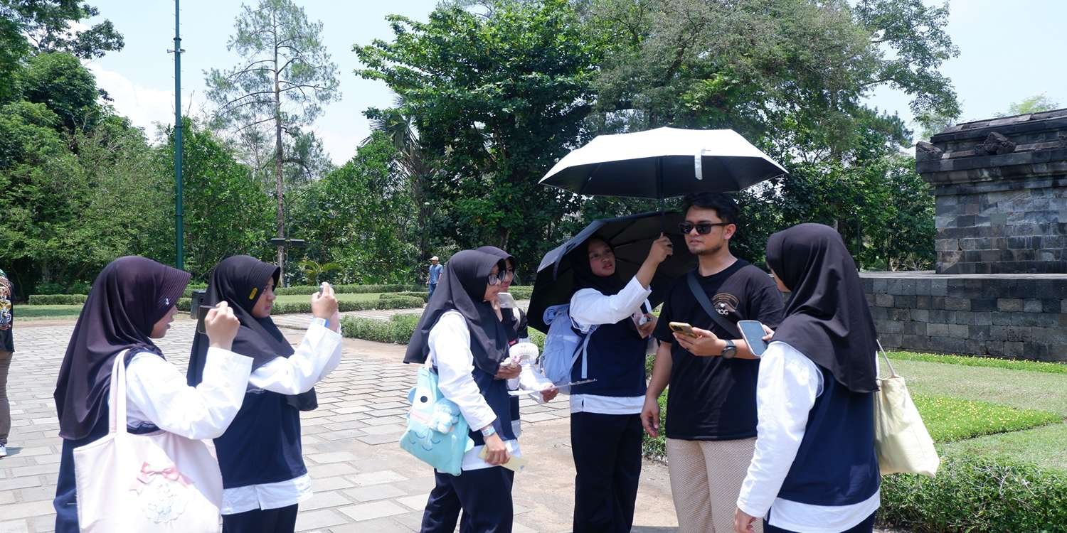 Hunting Tourist! Siswa ICP SMP Muhammadiyah PK Asah Public Speaking Berbahasa Inggris di Candi Borobudur