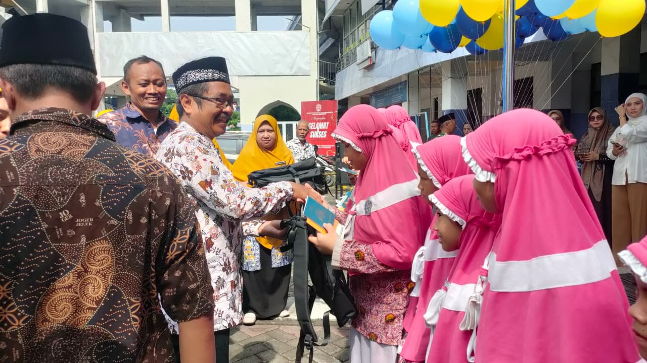 SD Muhammadiyah 3 ICP Sumberrejo Lepas Peserta Immersion Program 2025 ke Malaysia–Singapura