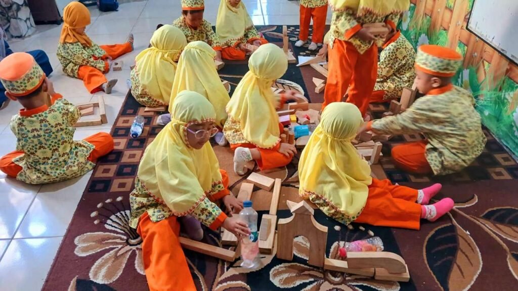 Tumbuhkan Kreativitas dan Imajinasi, Siswa KB Aisyiyah 38 Driyorejo Membuat Kandang Ayam