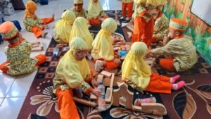 Tumbuhkan Kreativitas dan Imajinasi, Siswa KB Aisyiyah 38 Driyorejo Membuat Kandang Ayam