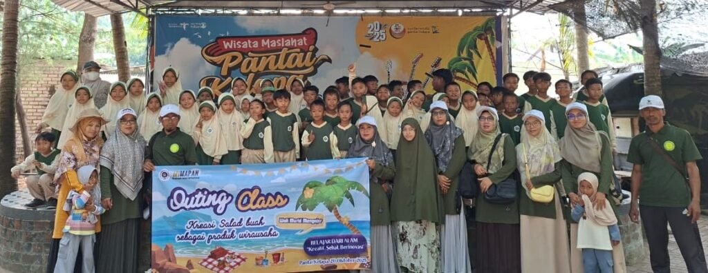Belajar di Alam Terbuka, Siswa MIM 08 Pelangwot Praktik Membuat Salad Buah