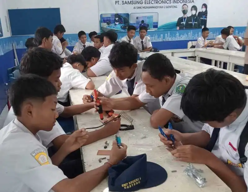 Antusiasme Siswa SMPN 3 Genteng Merakit Power Amplifier di Lab Elektro SMK Muda Genteng