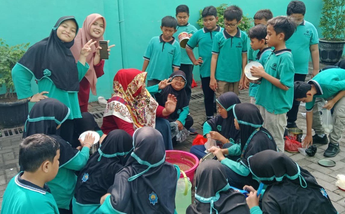 Dari Dapur ke Kelas: Siswa SD Mumtaz Pelajari Proses Pembuatan Telur Asin