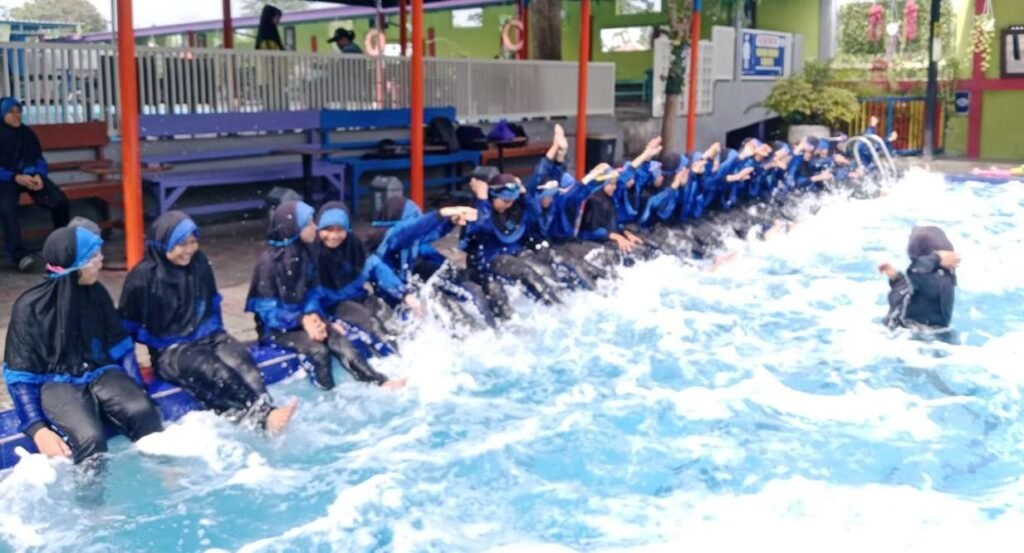 Siswa SD Sakri Rilekskan Tubuh dengan Berenang