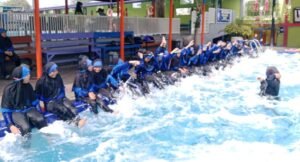 Siswa SD Sakri Rilekskan Tubuh dengan Berenang
