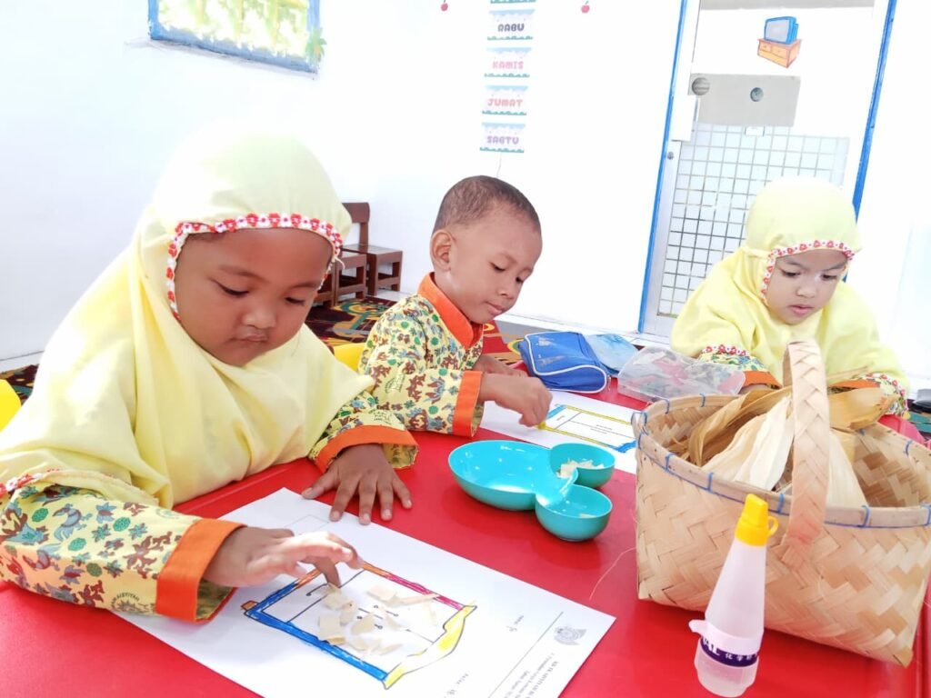 Manfaatkan Klobot Sisa Panen Jagung, Siswa KB Aisyiyah 49 Griya Kencana Membuat Kreasi Kolase