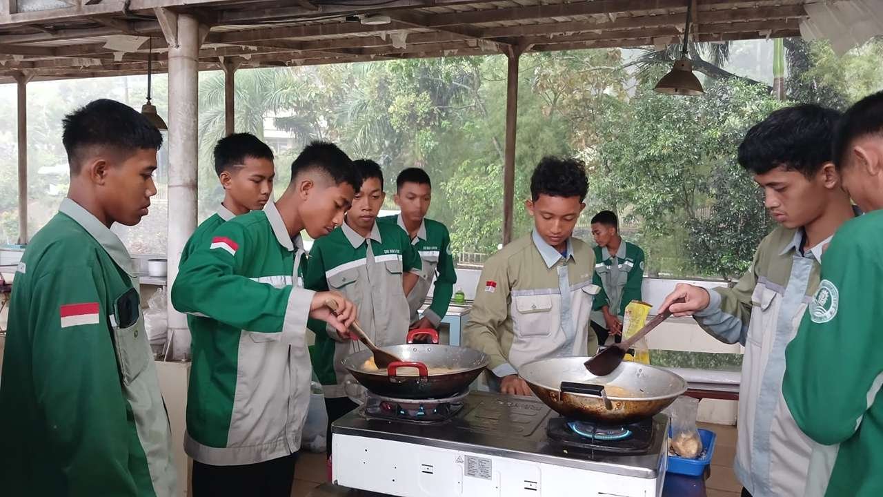 Siswa Peternakan SMK Muhammadiyah 5 Gresik Belajar Langsung di BBPP Batu: Dari Kandang Sampai Olahan Susu