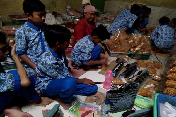 Latihan Wirausaha, Siswa Diajari Cara Membungkus Camilan