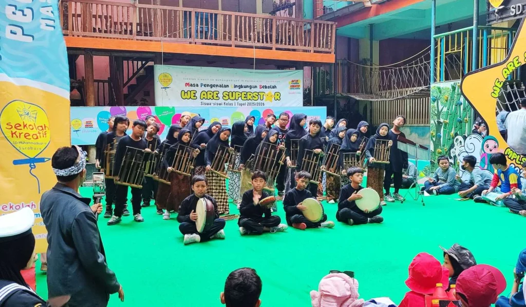 Penutupan MPLS Sekolah Kreatif Baratajaya Bertabur Bintang dan Keseruan