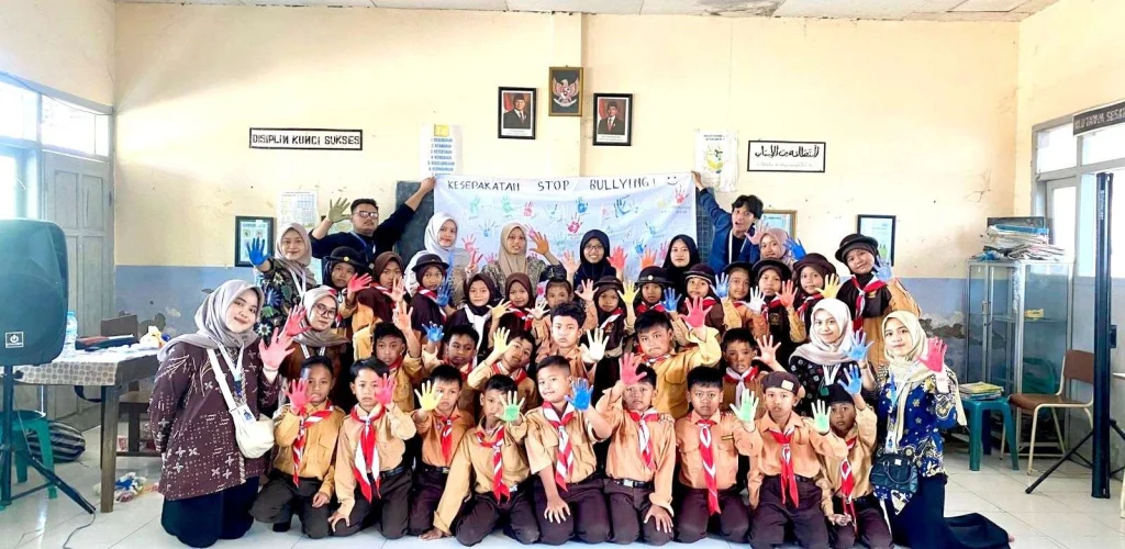 Mahasiswa KKN UMG Ajak Siswa SDN 143 Gresik Berkomitmen Cegah Perundungan Lewat Sosialisasi Anti-Bullying