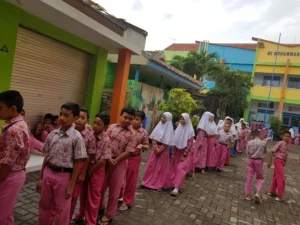 Tradisi Antre Membeli Makanan di Kantin MIM Kota Probolinggo
