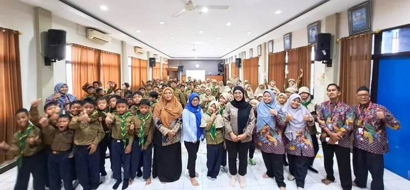 Gandeng Disperta Gresik, Siswa SDMM Belajar Ciptakan Aquaponik Ramah Iklim dari Galon Bekas