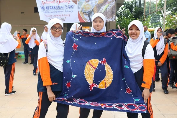 Murid SMPM 12 GKB Membuat Desain Batik Khas Gresik