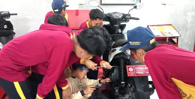 Siswa SMPN 3 Genteng Praktik Jadi Mekanik di Laboratorium Teknik Sepeda Motor SMK Muha Genteng