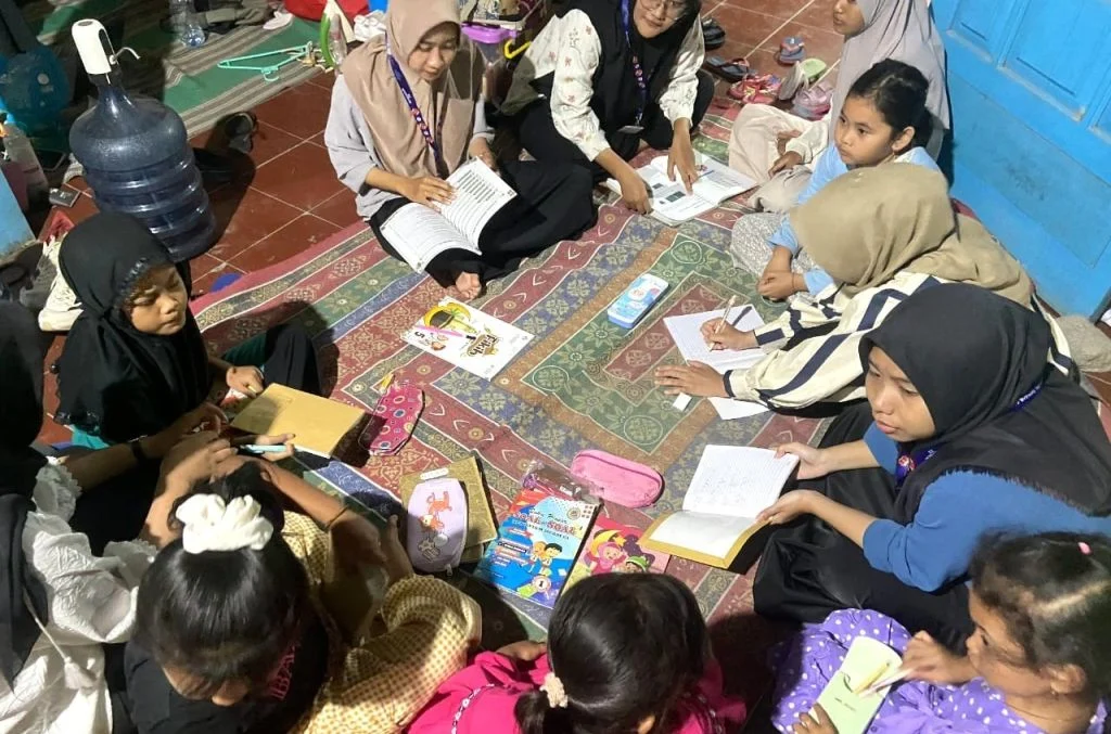 Mahasiswa KKN PGSD UMG Gelar Bimbel Malam bagi Siswa SD di Desa Tanahlandean